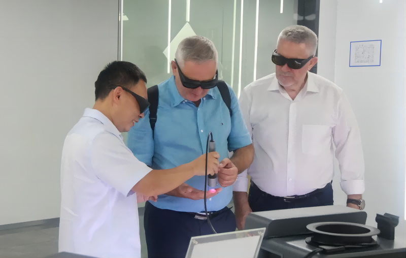 Węgierska delegacja ds. nauki i technologii oraz współpracy gospodarczej i handlowej odwiedza firmę PBM Medical Laser, aby poznać granice technologii laserowej